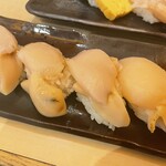神田江戸ッ子寿司 - 肝付きホタテ　※この店では名物になってますが、北海道以外の寿司屋で肝付きはあまり見かけないですね。2月〜4月の産卵期前の限られた期間だけ食べられる貴重なものです。ちなみに今日は全部白い肝でした。