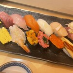 神田江戸ッ子寿司 - スペシャルランチ　※ネタの説明はないですが、左上から中トロ、カンパチ、サーモン、いか、ホタテ、鯵。左下から玉、ボタンえび、うに、ネギトロ、いくら、穴子の12貫です。