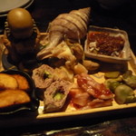 黒猫夜 - 空豆の八角煮　鴨の水掻きとうど　レバーの湯葉巻　つぶ貝の白酒漬け　ジャガイモフライのクミン塩　2000円