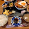 食堂でべこ。