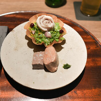 炭焼 TORI8 - あいち鴨、ホロホロ鶏レバー のコンフィ、低温調理鶏とハーブサラダ、山椒フレーバーオイル