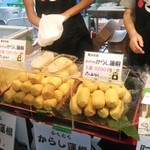 馬事公苑 売店 - くまモンのエプロンをして辛子蓮根を売ってらっしゃいます　（2013 区民まつり）