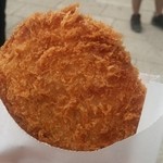 馬事公苑 売店 - お餅をハムではさんで揚げてありました。ビミョーかな　（2013 区民まつり）