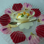 モナリザ - 前菜（生花が敷かれたガラスの器）