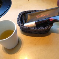 焼肉トラジ PARAM カレッタ汐留店 - カゴには食後のデザートのミルクアイスとお手拭き、ミントガム