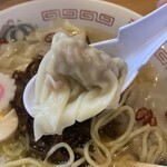 中華そば ひかり - 生姜たっぷり、ワンタン5個！