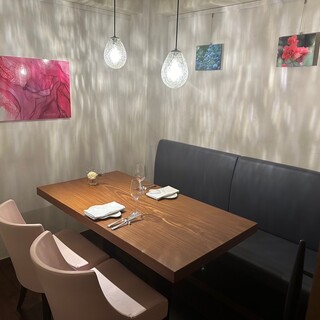 2名様から個室指定でお使いいただけます。4名様まで対応。デート、接待などに是非！