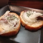 タトロ タトロ - ランプ肉ペッパーステーキのオニオンバケット乗せ