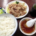 三ちゃん食堂 - ヤキ肉ライス　700円　ドンブリ飯がアンバランスなくらいデカイ。スープのお椀の模様が泣かせます。