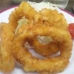 たんちょう - イカリングフライは、キャベツ＆ミニトマトが添えられております