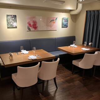 テーブルは1枚板を使用、20名様迄の貸し切り対応致します。