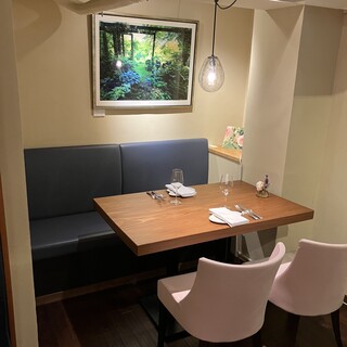 1枚板のテーブルも2名様でも3～4名様でもOK！ カトラリーにもこだわりが。