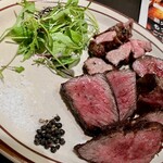 薪焼きイタリアン FIREPIT - 手前　黒毛和牛ランイチ　　右　熟成肉　奥　ラム