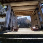 直ちゃん - 延岡城の門から千人殺しの石垣を見上げているのだ。