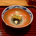 日本料理 別府 廣門 - 蒸し鮑　肝ソース、密封して蒸しあげた鮑の蒸し汁の餡と肝に佐伯のうに