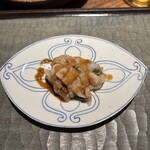 Kiu - 吉野葛をまぶして低音でゆっくり入れした桑名の蛤、ツメ、カンボジア黒胡椒