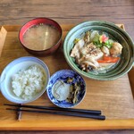 チャパレ - ご飯、香の物、味噌汁、すき煮