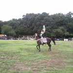 馬事公苑 売店 - 母衣引（ほろひき）、最初は畳まれていますが走りだすと・・　（2011 愛馬の日）