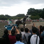 馬事公苑 売店 - 坂の前で一旦止めて、呼吸を整えてから一気にスパートかけます　（2011 愛馬の日）