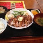 鳥翔 - 仕事が荻窪駅裏なのでお店検索して決めました(^^)
合鴨ロース焼きが食べたかったのですが、ランチは無いと言う事で
鶏もも炭火焼定食1000円
ランチはご飯味噌おかわり自由食べ放題(^^)
鶏ももの味付けは塩のみ
炭火焼なので皮はパリパリ中はジュウシーで美味かったです(^^)