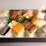 吉野寿司 - 箱寿司(2322円)