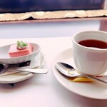 ダイニング万葉 - この日は苺のムースと紅茶