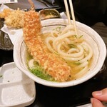 讃岐うどん 白庵 - ちくわ天をインして食べる、満腹さん　※きゃ〜〜透き通った出汁が……きゃ〜〜