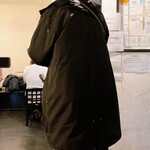 讃岐うどん 白庵 - 券売機に苦労する、満腹さん　※間違って1円玉を投入して、それが戻って来て、それを取らない限り、作業が終わらなかったらしい