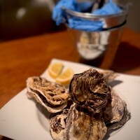 Seafood bar Ermitage 横浜鶴屋町店 - 生、蒸しは殻付きで提供される