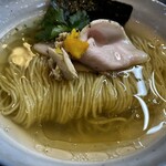 中華蕎麦 采ノ芽 - とても美しい盛り付けです。魚介の効いた澄んだスープに爽やかな柚子が香ります。