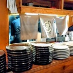 鶏 炭火 地酒 松もと - カウンター奥の席から厨房を望む。