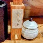 鶏 炭火 地酒 松もと - 卓上の七味と塩