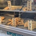 愛知屋 - 揚げたてが並べられた直後