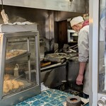 愛知屋 - ショーケースの後ろで揚げ揚げ