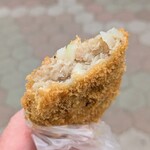 愛知屋 - 先ずはパカッと割ると湯気が出る。齧る前にここで写真。粗く刻んだ玉ネギが特徴。