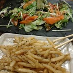 バール 青ィ印 - 奥‥カルパッチョ　手前‥アンチョビポテト