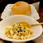 Trattoria NOTO - 20250109セロリシード入り自家製パンと竹炭の燻製のせバター