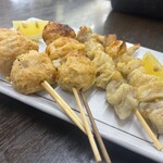 どたぬき - 定番の鶏皮塩、鶏つくね塩