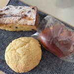 トーホーベーカリー - メープルシロップが入ったレーズンフレンチトーストとメロンパンとクリームパン