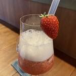 MATSU - スパークリングないちごのドリンクは意外だった。実もたくさん入っていて見た目も可愛くて美味しい。900円