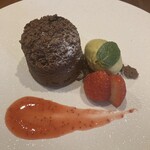 MATSU - 暖かいガトーショコラとピスタチオのアイスクリーム。フォンダンショコラのように中にはトロッとしたチョコレートソースが入ってて濃厚だった。