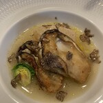 MATSU - 牡蠣と大根のスープ。トリュフのいい香り。牡蠣は濃厚で大根と合うし芽キャベツと銀杏のほんのり苦味があるのもよかった。