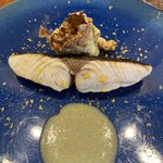 MATSU - 中はレアなさわらと白菜のグリルとゆずとニンニクのソース。さわらの塩加減とパリッとした皮はそれだけでも美味しいのにこのソースがまた美味しかった！白菜も甘い。
