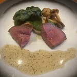 MATSU - 牛のもも肉と生の胡椒のソース。葉っぱはちぢみほうれん草という名前らしく甘かった。菊芋はホクホクでこれも甘い。噛めば噛むほど味が出るようなお肉にそれを邪魔せず美味しさを増幅させるソース。このソースすごい