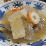 おいしい台所12カ月 - 味噌汁は、ちくわ、大根、にんじんなどが入った具だくさん