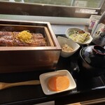 万榮堂 - うなぎのせいろ蒸し膳（上）、瓶ビール