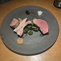 malca - 左がニュージーランド産サフォーク種ホゲット、
                    骨付背ロース、右が但馬牛シャトーブリアン