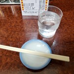 ミスター・ギョーザ - お冷や・お箸・取り皿