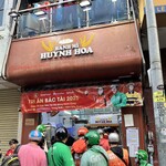 Banh Mi Huynh Hoa - 早朝からバイク配達員達が取り囲む