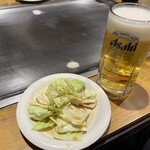 薬研堀 八昌 - ビール、突出しキャベツ、鉄板に白肉用の塩